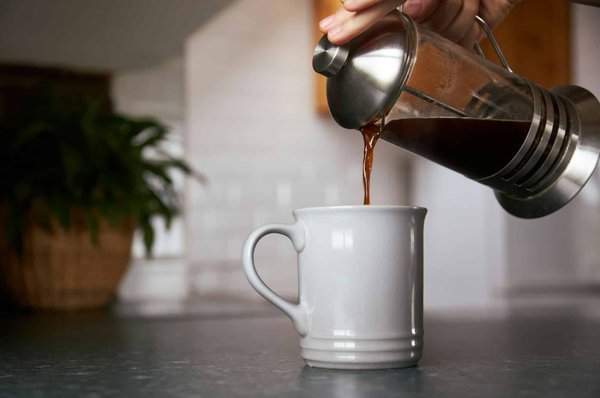 Comment choisir une machine à café avec carafe isotherme pour garder le café chaud?